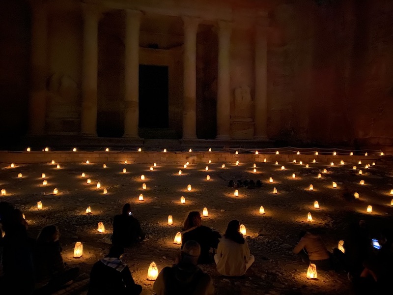 Abends das Schatzhaus bei flackerndem Kerzenschein