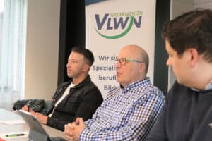 Drei Männer im Gespräch bei einer VLWN-Veranstaltung in Niedersachsen.